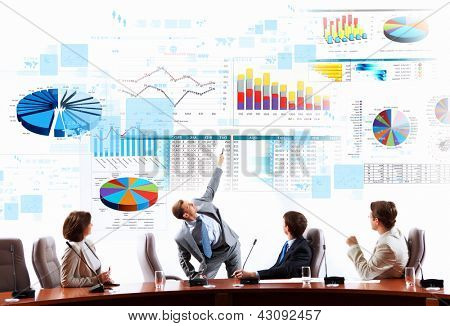 Immagine degli imprenditori alla presentazione guardando progetto virtuale
