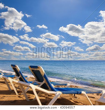 Strandstoelen op strand