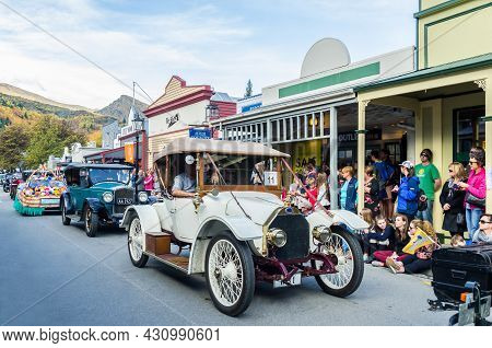 Arrowtown, New Zealand - April 23,2016 : There Is Parade Event During The Arrowtown Autumn Festival
