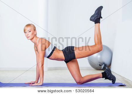 woman exersizing on the floor