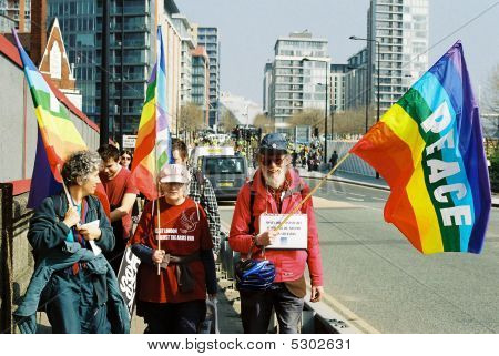 I manifestanti di pace presso l'Excel Centre proteste vertice G20 a Londra Uk