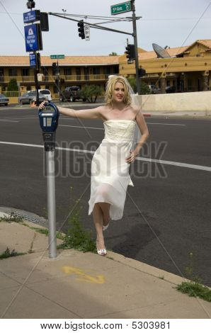 Sposa Hangin Out all'angolo della strada