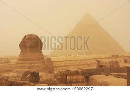 die Sphinx und Pyramide von Khafre im Sand Sturm, Kairo