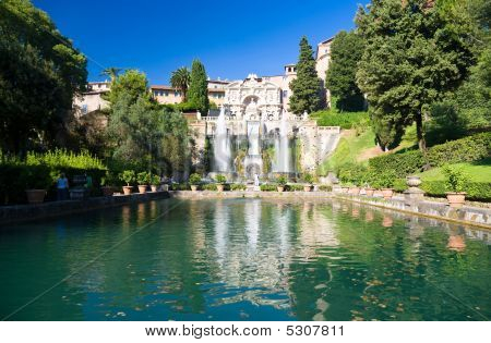 Stor fontän i Tivoli Italien