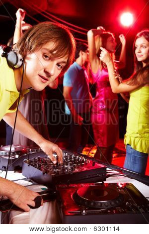 Deejay bei der Arbeit