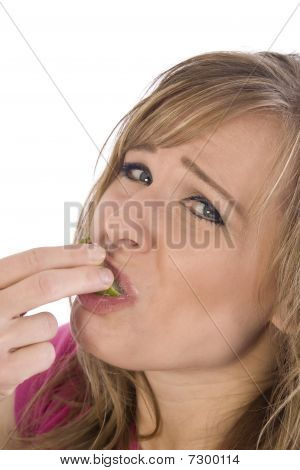 石灰在嘴里的女人