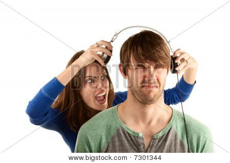 Mulher homem interrompe com fones de ouvido