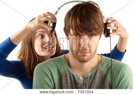 Mulher homem interrompe com fones de ouvido