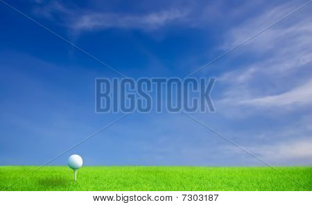 Golf Ball op gras onder de blauwe hemel en wolken