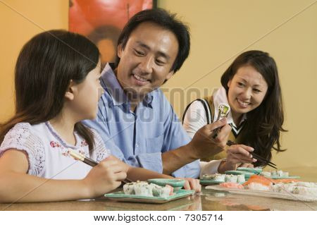 Aziatische familie eten