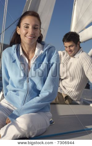 Pareja joven sentado en el velero se centran en la mujer (retrato)