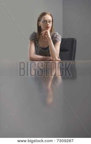 회의 테이블에 앉아 사업가