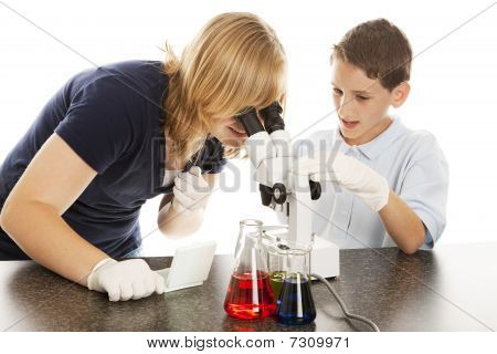 Ciência crianças de olhar no microscópio