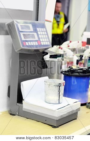 Preparation of paint for car painting in car body shop
