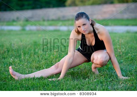 Cute adolescente s'étend ses jambes sur une grasss vert