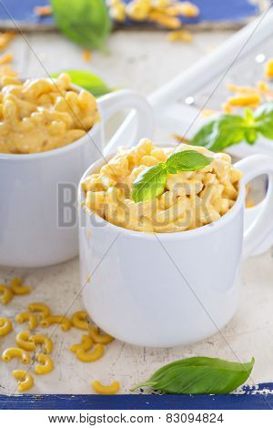 Macaroni and cheese served in mugs
