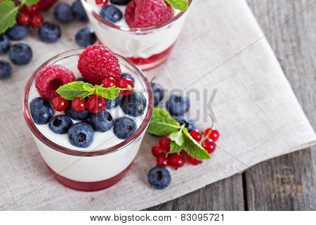 Jogurt and jelly dessert with berries