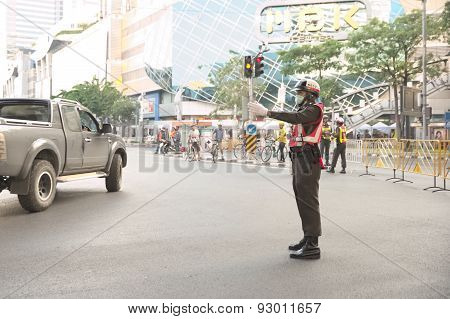 Police redirect car due to road close