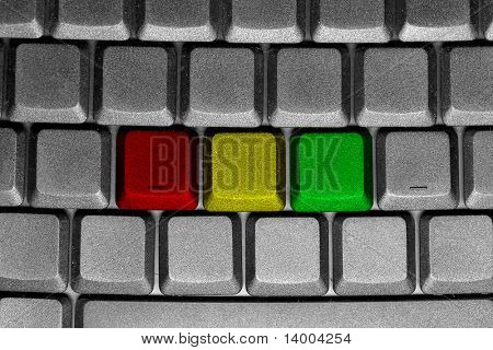 Teclado de computadora en blanco con tres botones de colores