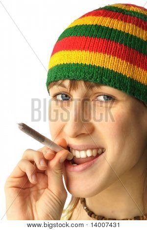 Mujer joven va a fumar
