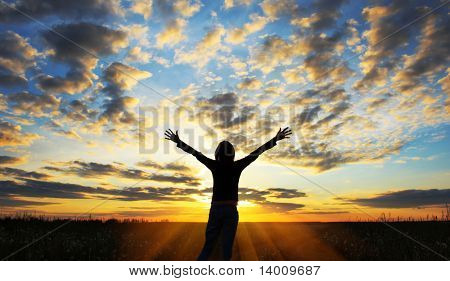 Mujer joven bajo la luz del atardecer