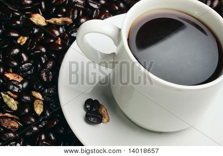 Šálek kávy zrnkové kávy
