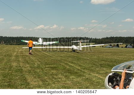 towing gliders when starting on a grass runway in sunny day