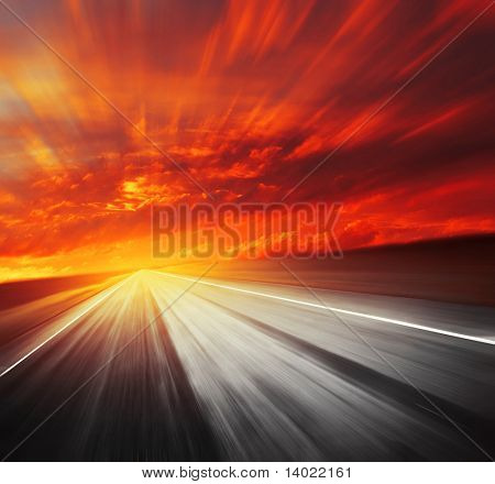 Wazig asfaltweg en rode wolken