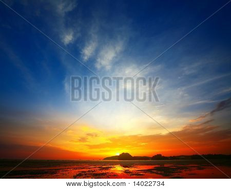 Zonsondergang over een zee tijdens tij. Andamanzee