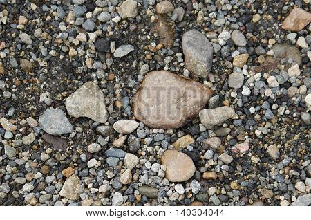 mosaico natural en la arena con piedras