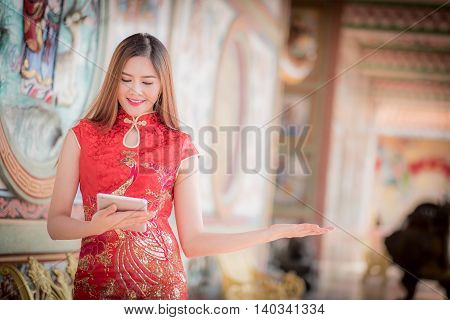 The Asian Chinese Woman In Traditional Chinese And Hold Tablel Computer