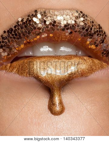 Creative Make Up Of Gold Liquid Lips