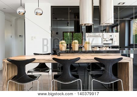 Modern Kitchen Ruled By Metal And Glass