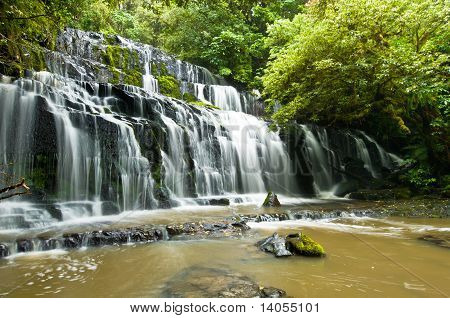 Purakanui Falls Catlins bölgesinin Güney Otago