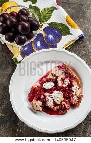 Serve on a plate plum a Clafoutis