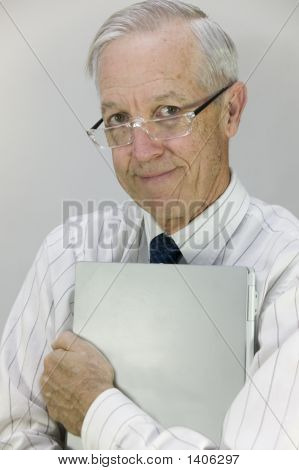 Lou_Clasping_Laptop3
