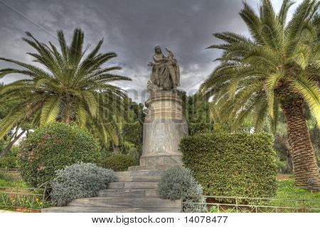 Hellas y Lord Byron estatua en Atenas