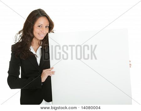 Alegres empresarias que presenta el tablero vacío