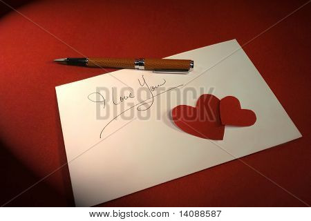 Nota di amore su uno sfondo rosso