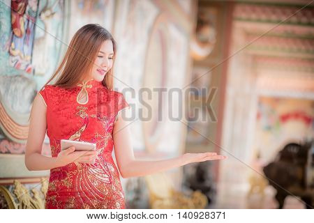 The Asian Chinese Woman In Traditional Chinese And Hold Tablel Computer