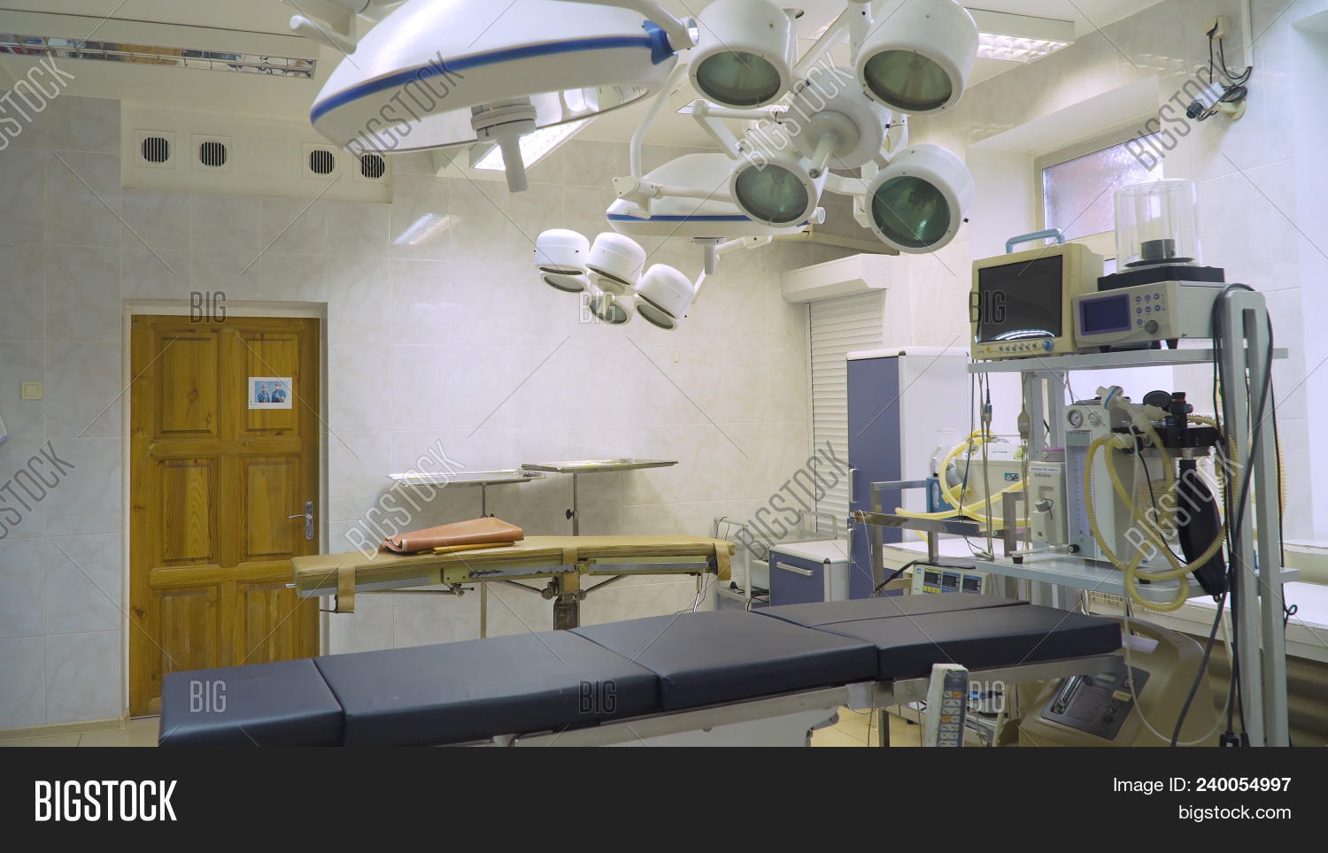 Operating Room Image & Photo (Free Trial) | Bigstock