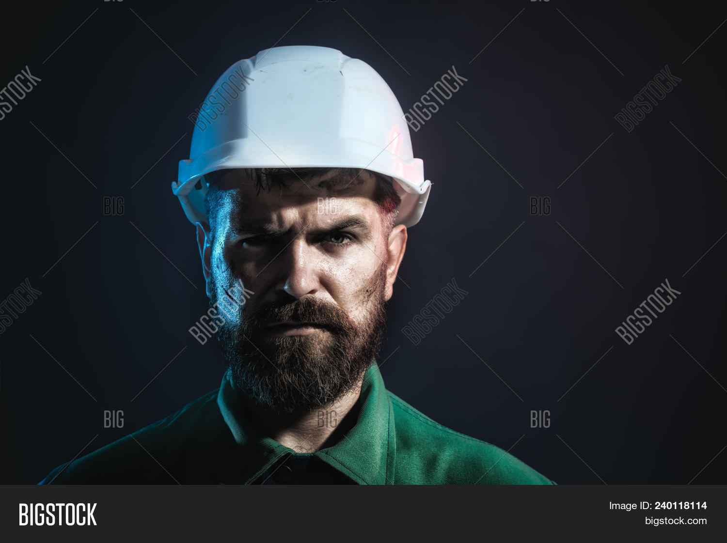 Строители. Инженер на прозрачном фоне. Человек в каске. Строитель. Строитель с ноутбуком.