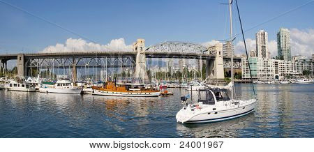 Marina sous le pont de la rue Burrard, Vancouver Bc