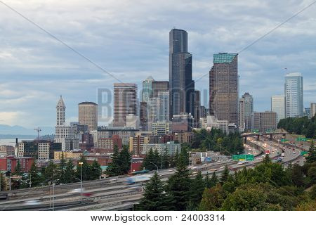 Skyline du centre-ville de Seattle sur une journée nuageuse