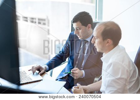 Business People Brainstorming And Dicussing Business Ideas At Business Meeting In Moder Corporate Co