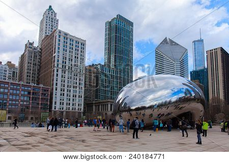 Chicago, Illinois, Usa - March 29, 2016: Cloud Gate, A Public Sculpture By Anish Kapoor At Millenniu