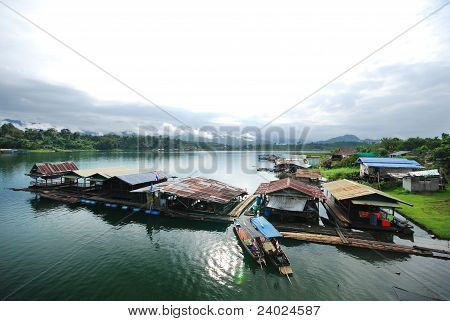 Das Floß auf dem Fluss In Sangkhlaburi
