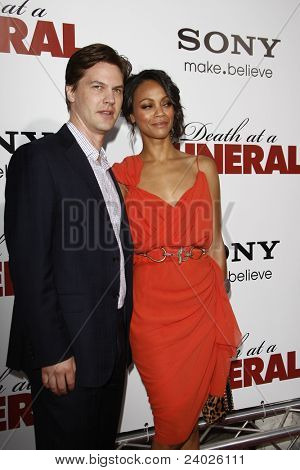 LOS ANGELES - kwi 12: Zoe Saldana i Keith Britton w World Premiere 'Śmierci na pogrzeb A' on