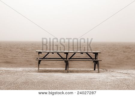 Drewniany stół na plaży