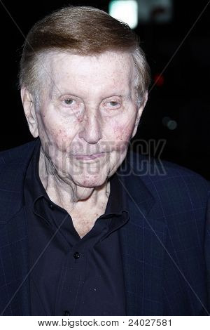 LOS ANGELES, CA - 3 de OCT: Sumner Redstone en estreno de Paramount Pictures de 'Footloose' celebrada en el 